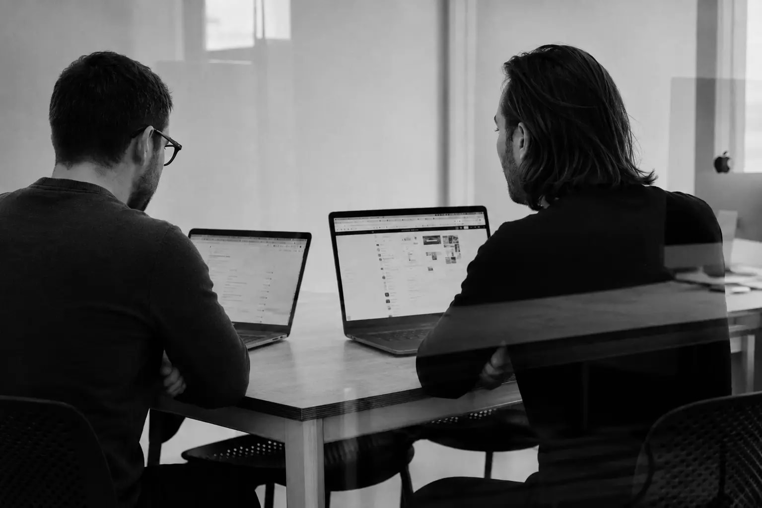 Deux collaborateurs en discussion