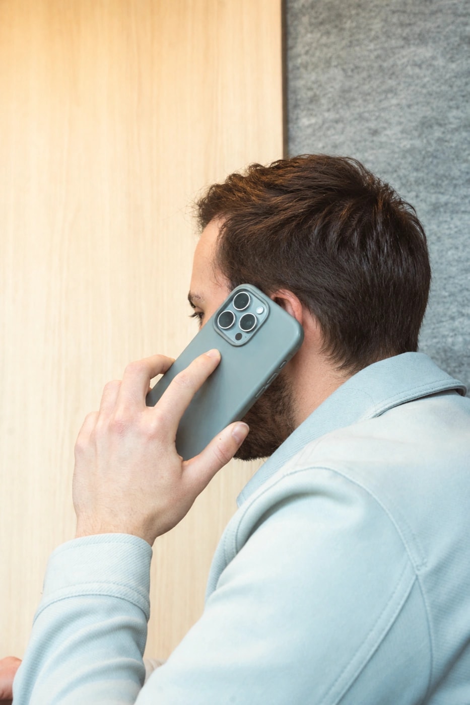 Un membre de l'équipe AVANGARDISM en échange téléphonique
