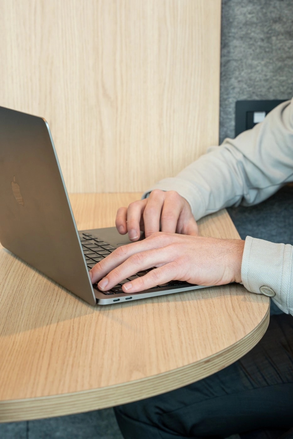 Un consultant de l'agence au travail sur son ordinateur