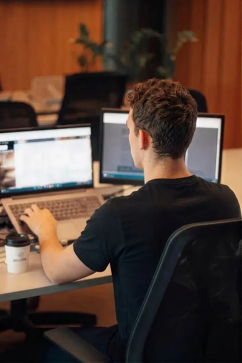 Un développeur de l'agence à son poste de travail