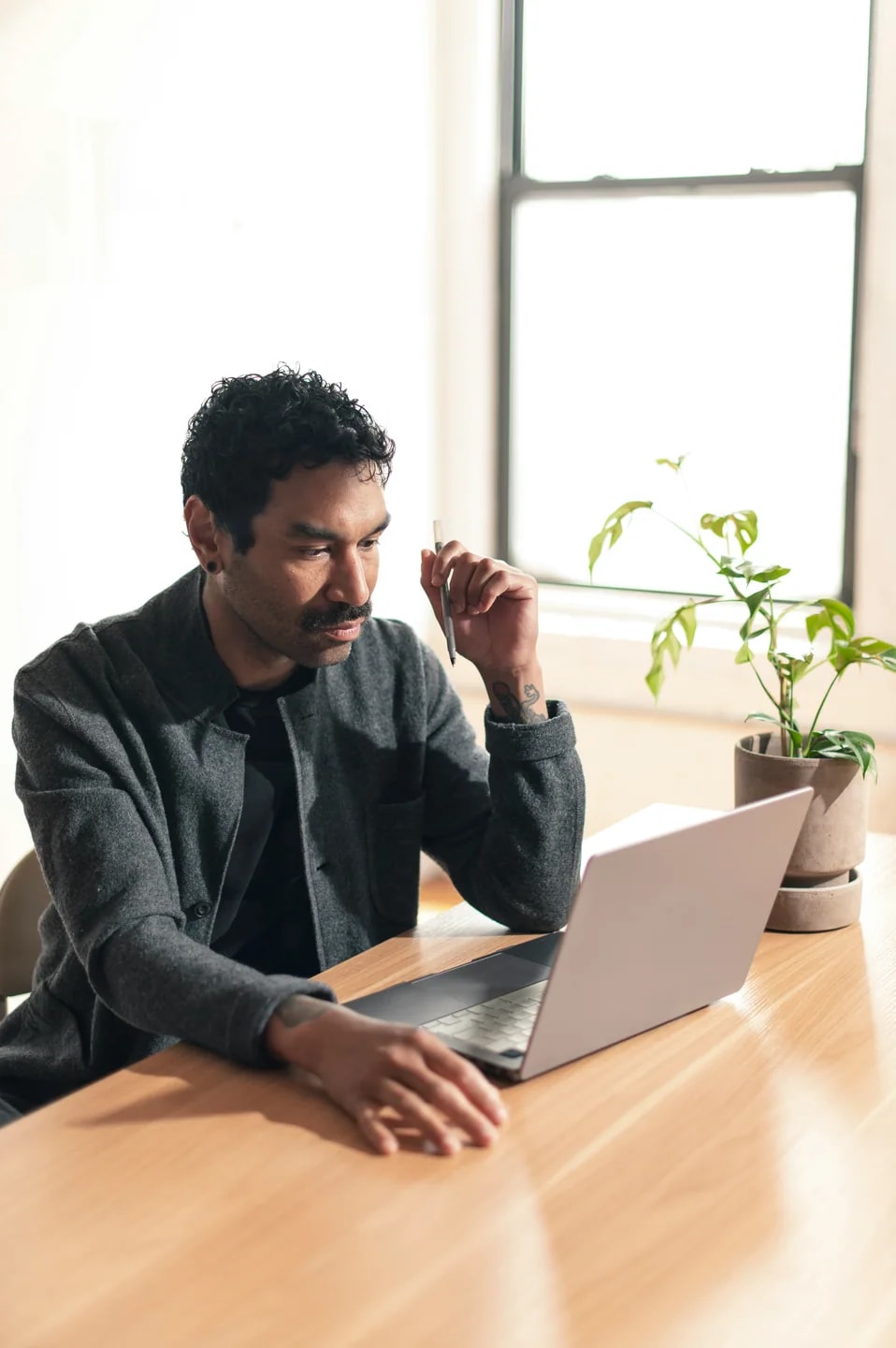 Travail sur un ordinateur portable dans un espace lumineux