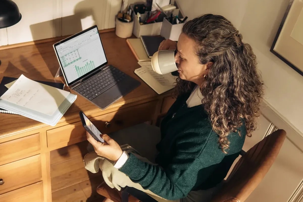 Une professionnelle travaille sur son ordinateur à son bureau.