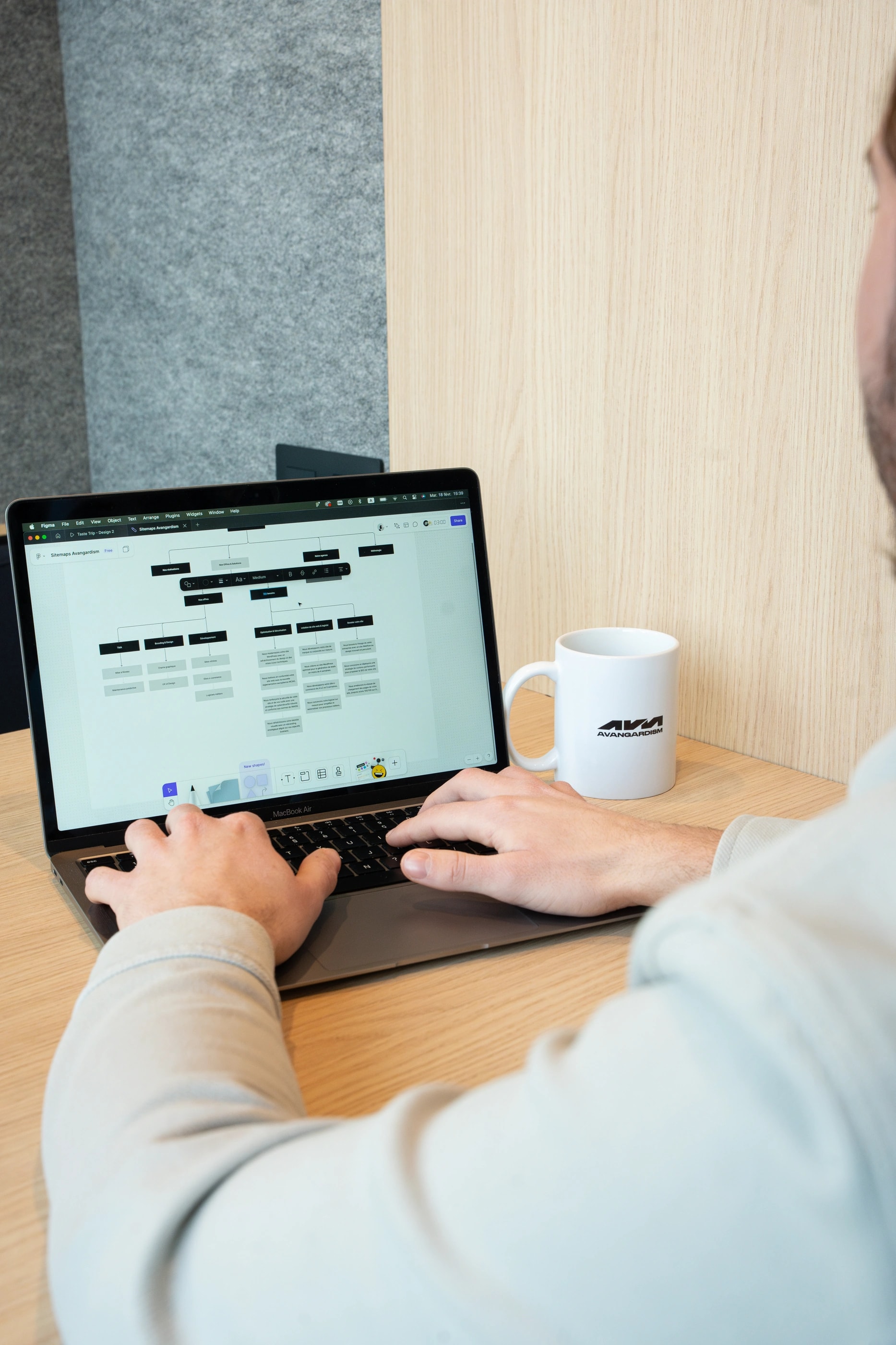 Un collaborateur travaille sur son ordinateur dans les bureaux.