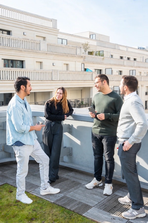 Pause en équipe sur le rooftop des bureaux