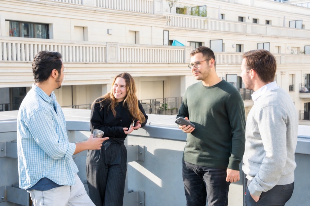 Moment d'équipe sur le rooftop des bureaux AVANGARDISM