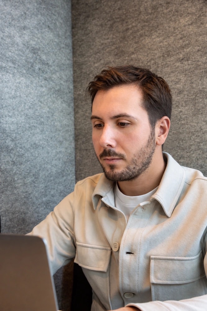 Un membre de l'équipe AVANGARDISM au travail