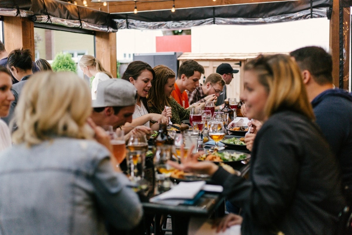 Participants réunis autour d’un repas