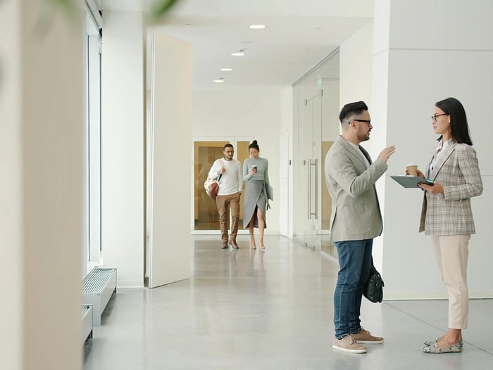 Deux professionnels échangent dans un espace de travail