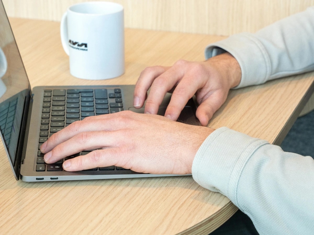Personne travaillant sur un ordinateur portable