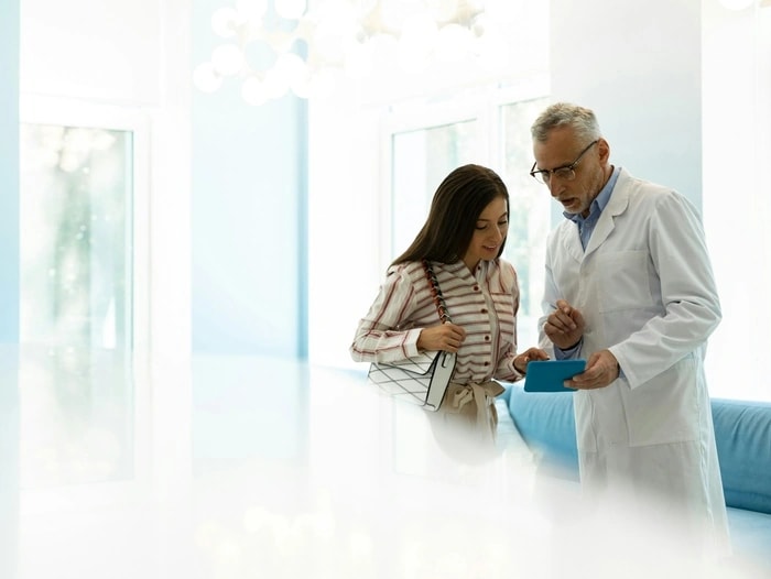 Un médecin échange avec une patiente