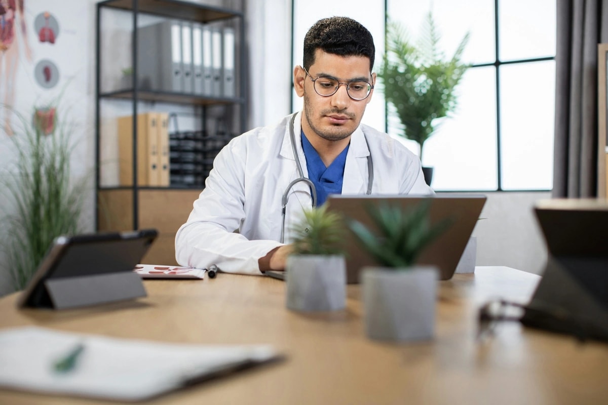 Professionnel de santé consultant un ordinateur