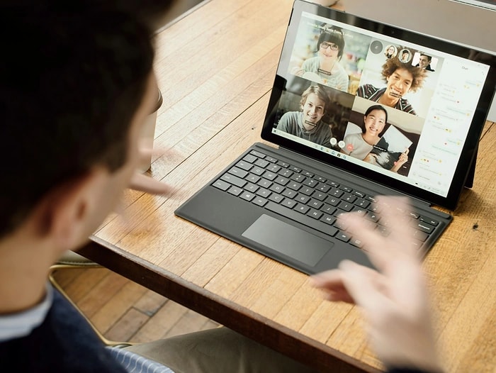 Personne en visioconférence sur un ordinateur portable