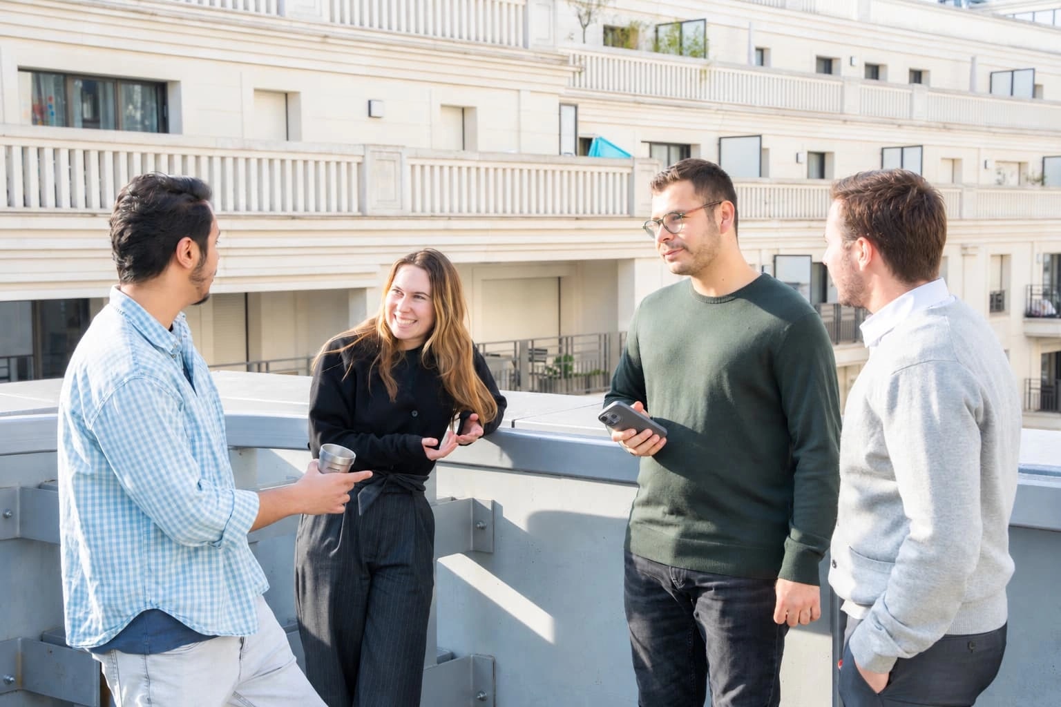 L’équipe AVANGARDISM en discussion sur le rooftop des bureaux