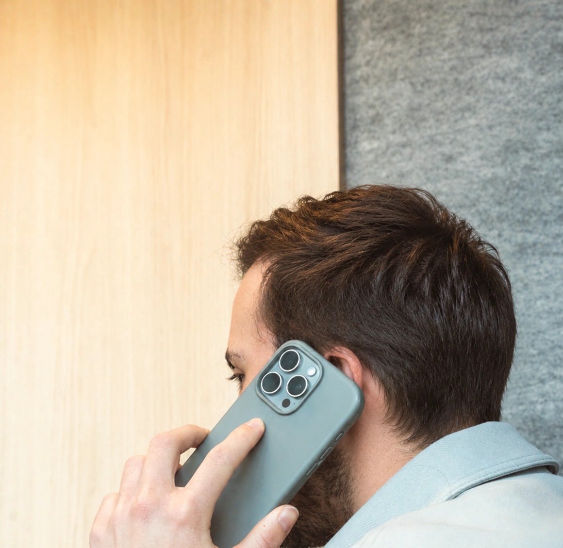 Un membre de l'équipe AVANGARDISM en échange téléphonique