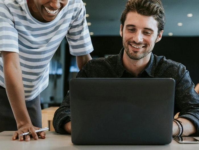 Échange entre conseillers en assurance