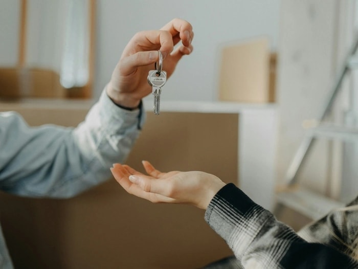 Remise de clés entre un conseiller immobilier et ses clients