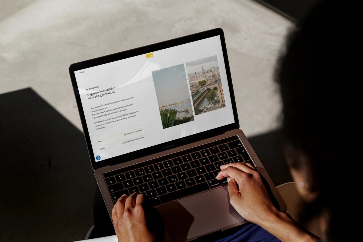 Consultation du site web immobilier DOLY sur un ordinateur portable